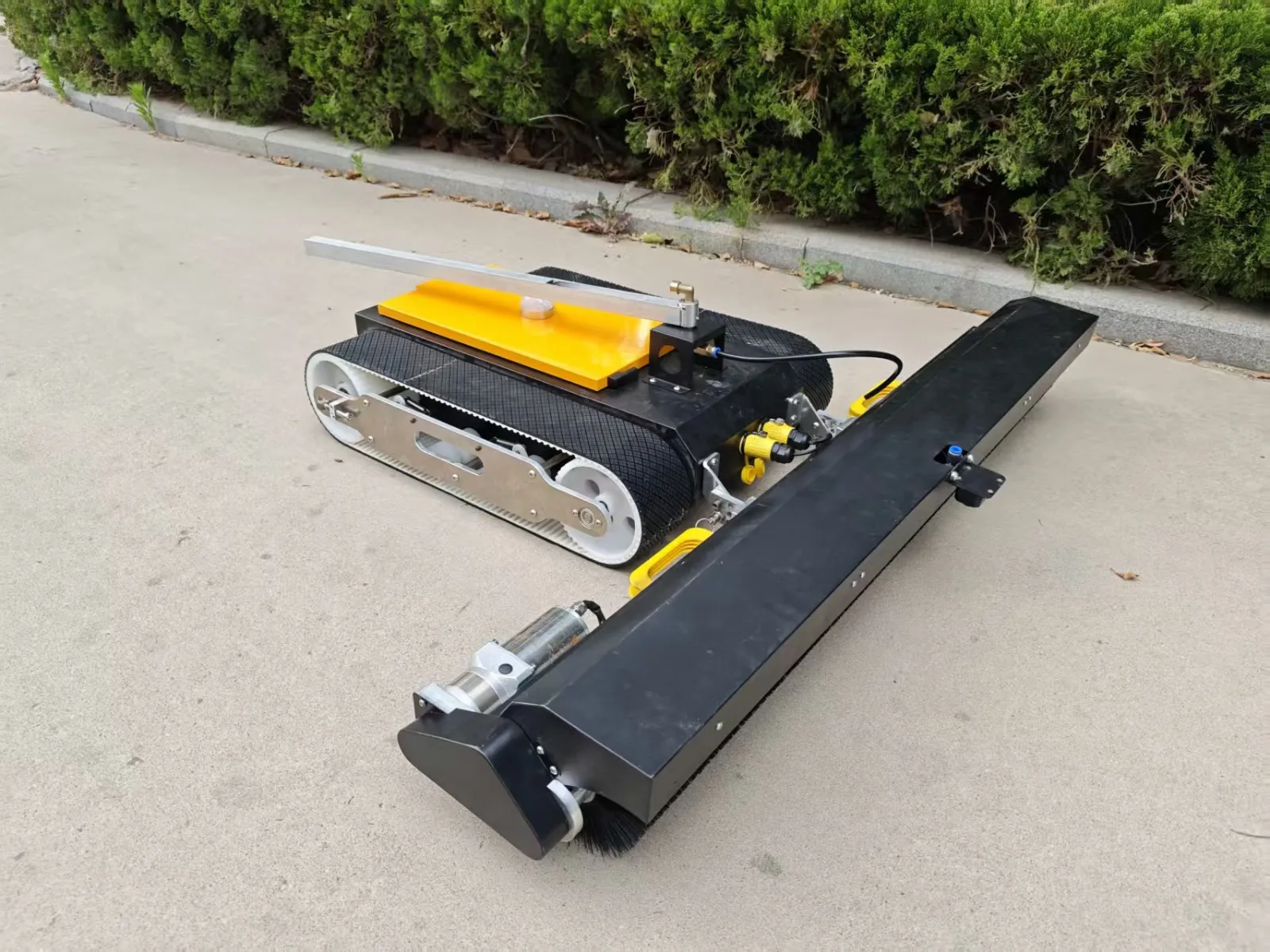 LUMEN R-Series tracked cleaning robot with its single brush bar extended